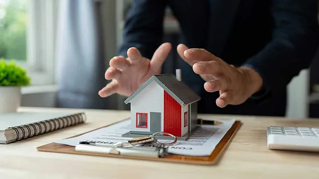 Sachversicherung, Immobilienmakler oder Hausversicherungsagent schützen Haus, Hausschlüssel, Vertragsdokument, Sicherheitskonzept, Schutz. Versicherung, Miete, Kauf, Verkauf, Hypothek
